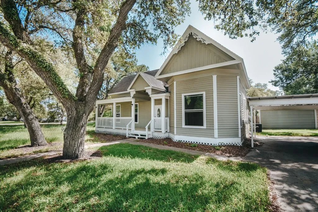 209 Progress St Edna TX 77957 Featured Image