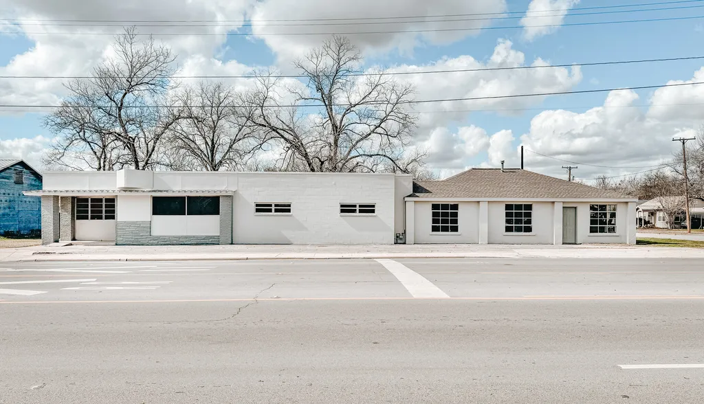 305 N Laurent St Victoria TX 77901 Featured Image