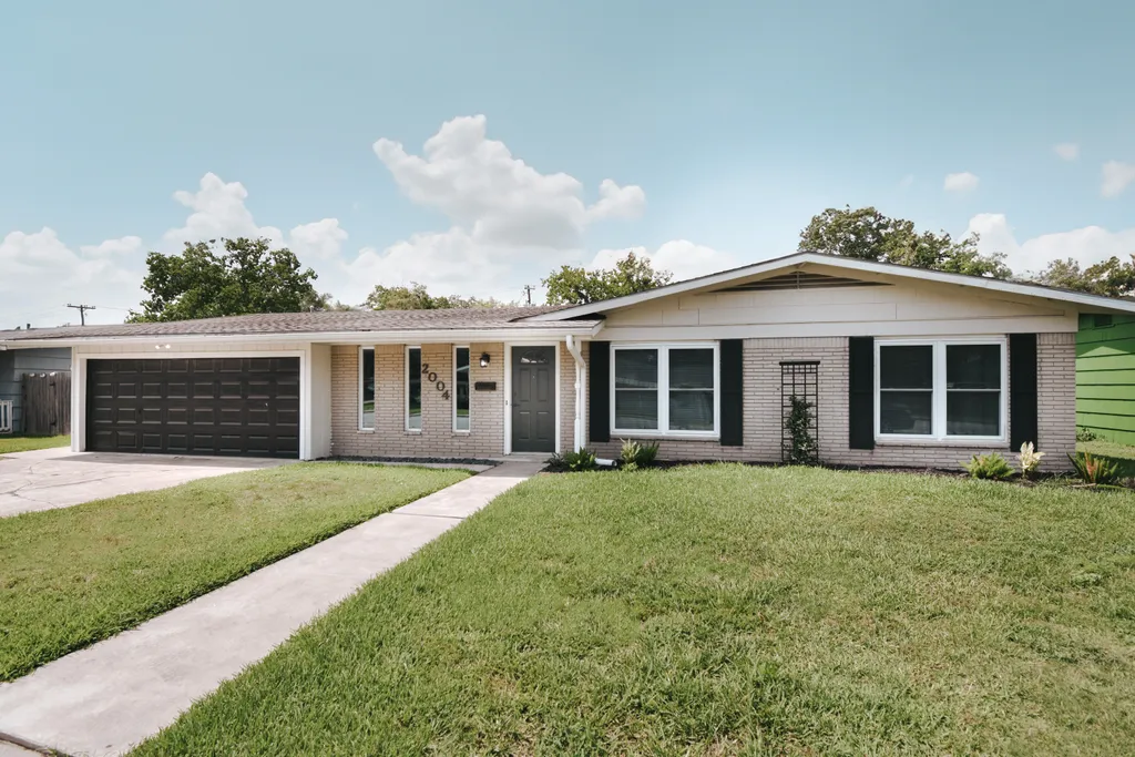 2004 E Loma Vista Ave Victoria TX 77901 Featured Image