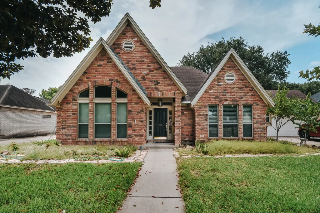 212 Woodridge Victoria TX 77904 Featured Image