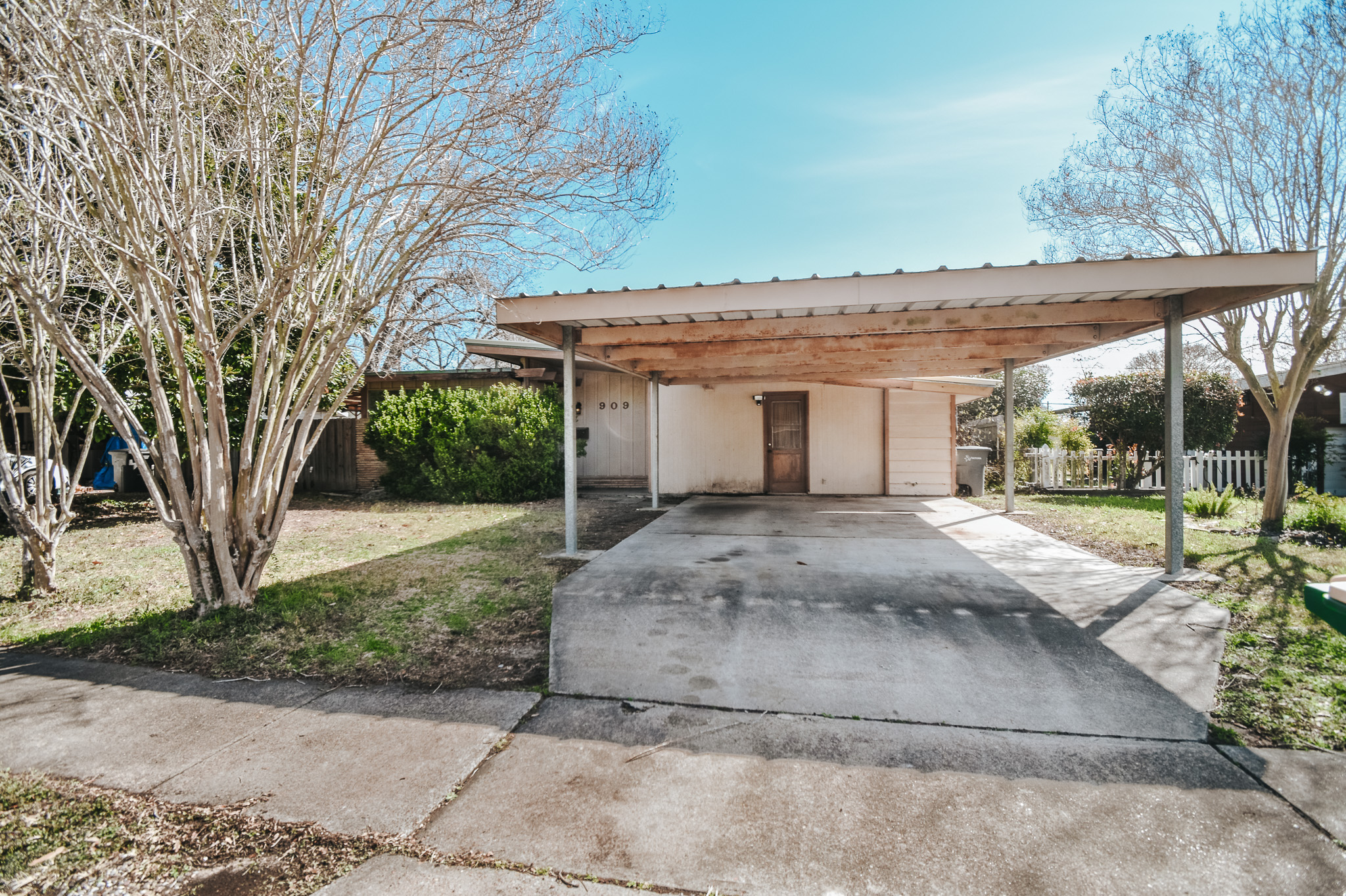 909 Fern Victoria TX 77904 Featured Image