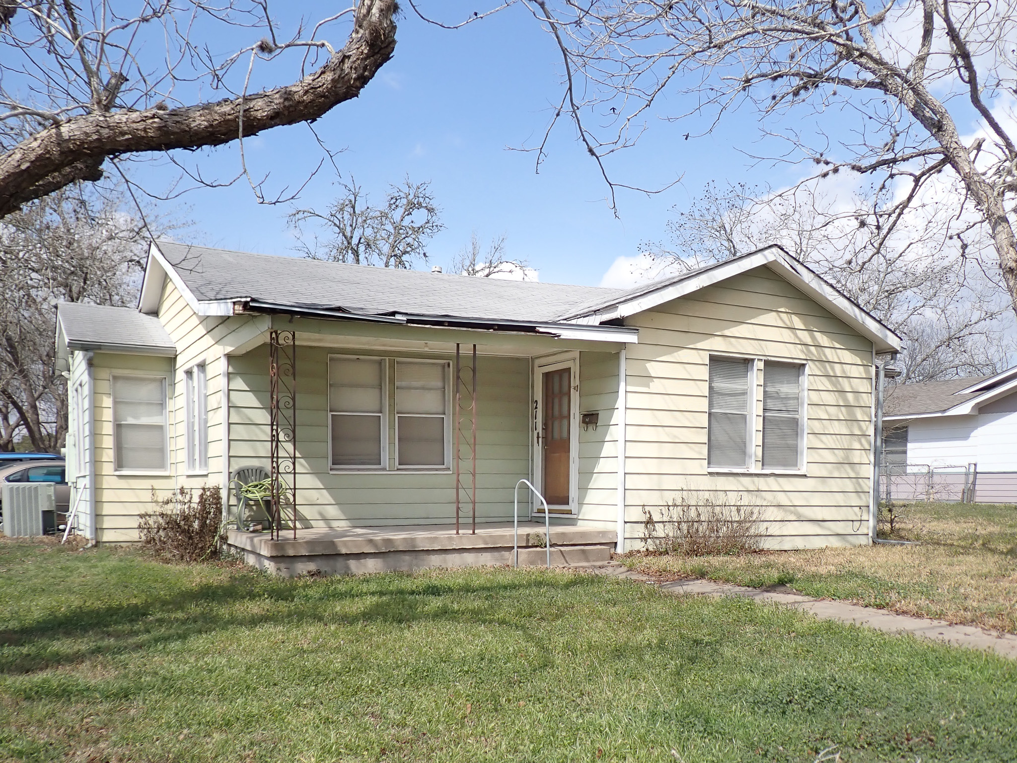 211 Nieman Yoakum TX 77995 Featured Image