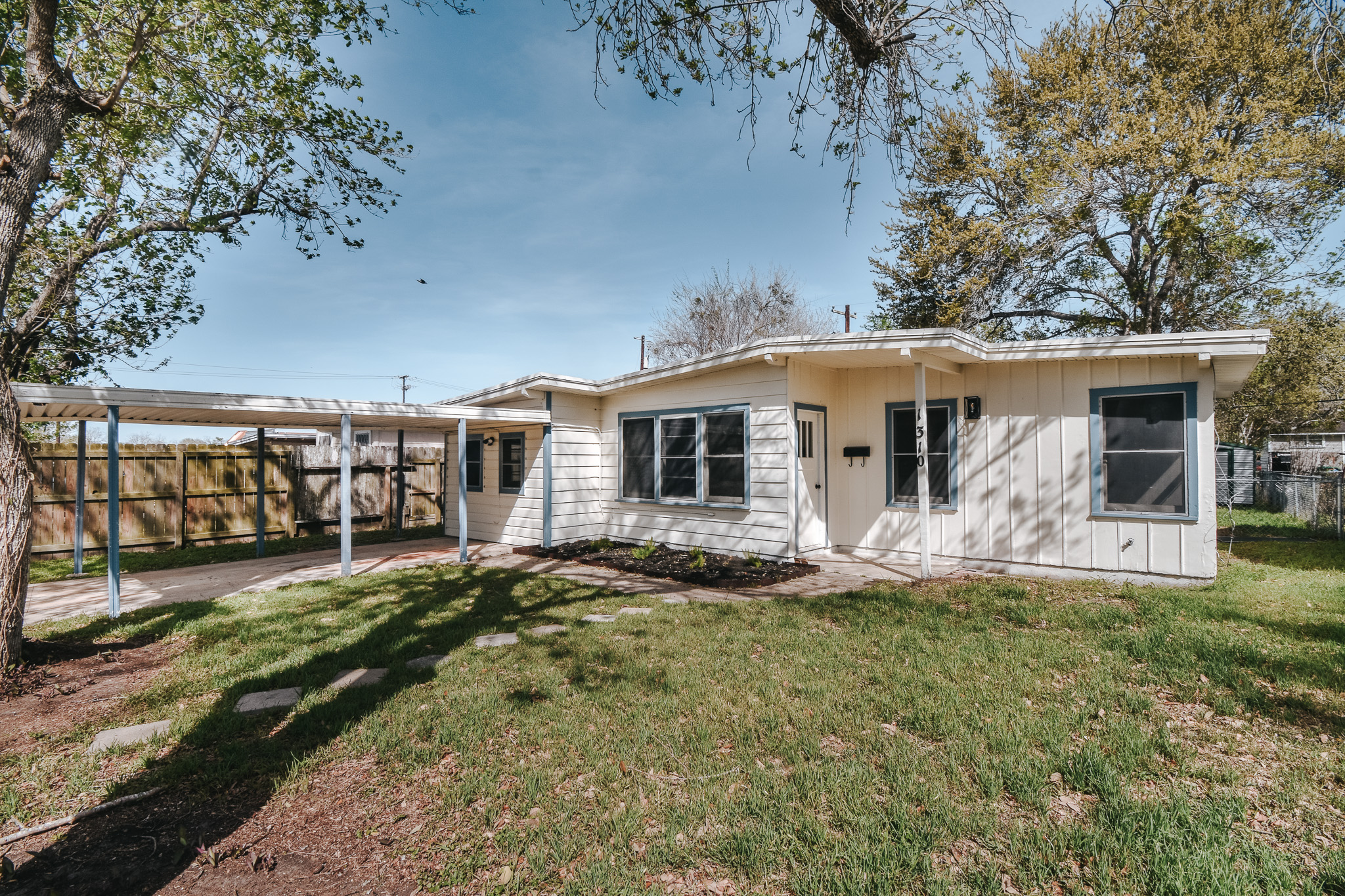 1310 E Rosebud Victoria TX 77901 Featured Image